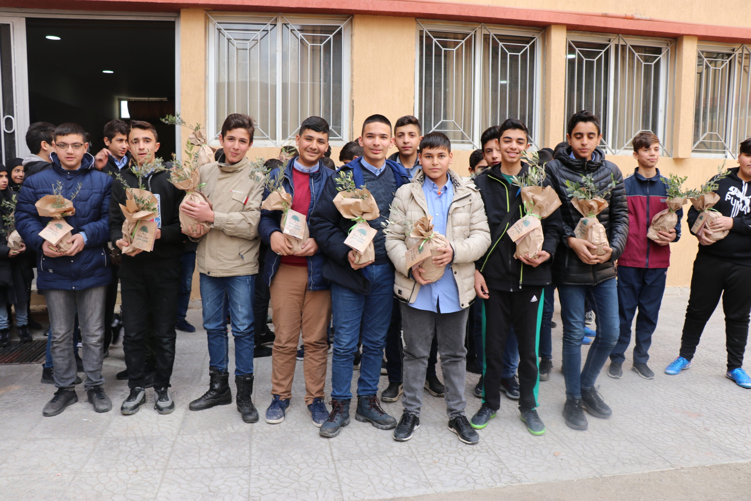 توزيع حلوى من فريق مستشفى الشفاء-2+3