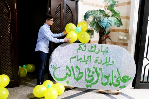 تزيين مدخل مجمع الإمام علي في 13 رجب